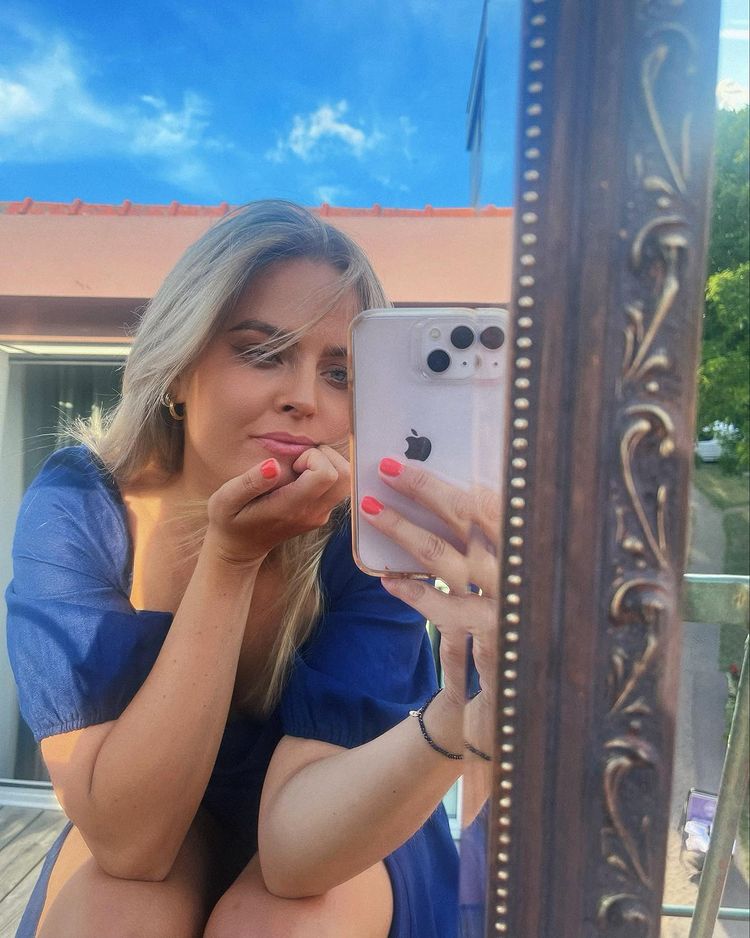 Sofia Dalén taking a mirror selfie