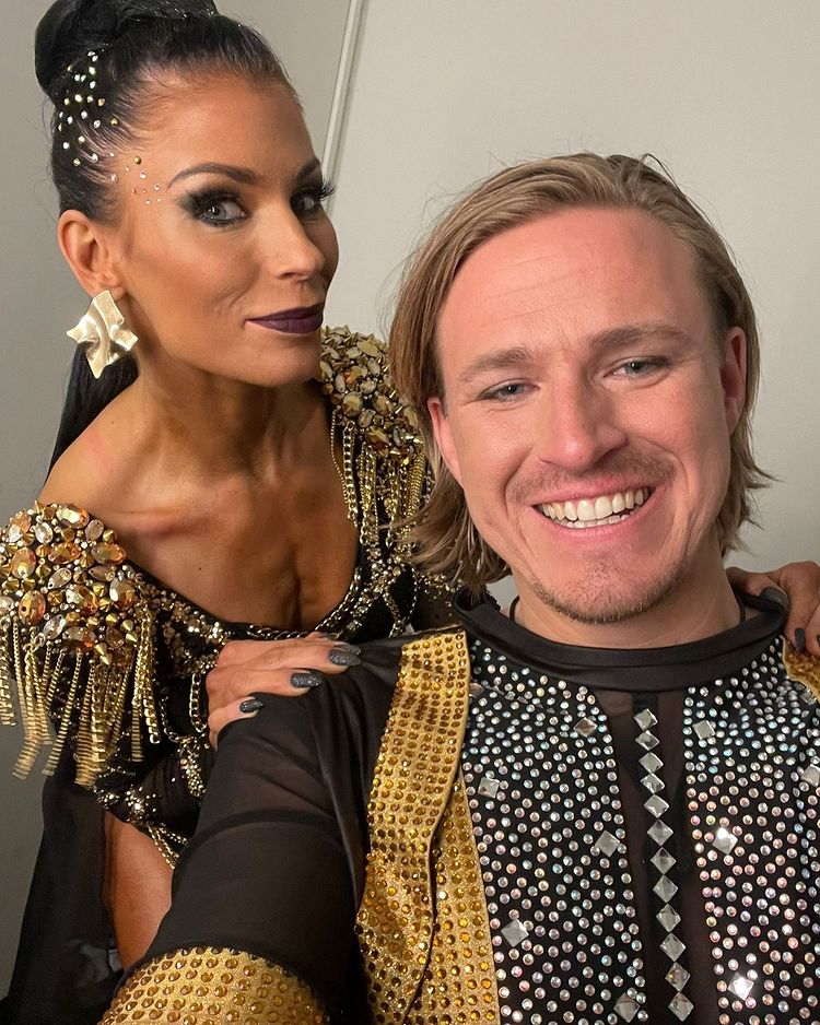 Aron Anderson with dancer