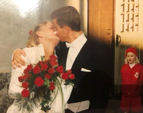 Ulf kissing his wife