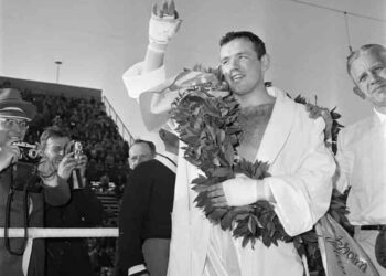 Ingemar Johansson receiving flowers
