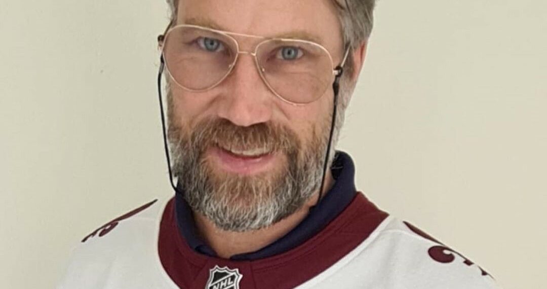 Peter Forsberg with his new jersey