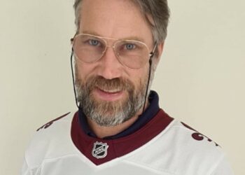 Peter Forsberg with his new jersey
