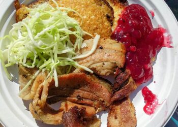 Raggmunk with pork, lingonberry jam and cabbage.